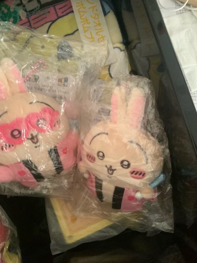 可爱两小只，这个应援款真的很好看，眼镜也很好看小巧可爱就是哭降价好多，现在买也太便宜了吧，我一只一百多买的算什么！！哎！


