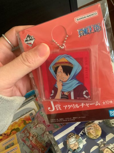 亚克力挂件很好，贴纸很漂亮，杯垫也不错，但就是就是就是咱为什么没有封面款啊啊啊啊，我恨！！呜呜呜！！依然夸夸挖挖快递很nice！！！