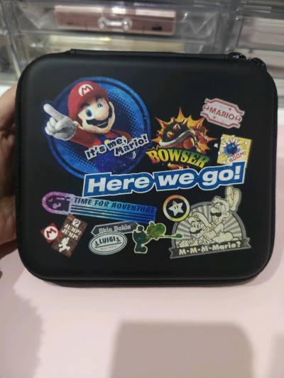 在日亚购入了这个马里奥收纳包，只能说非常完美，装2ds空间一点不差，做的很轻薄。挖煤姬日亚手续费低。西施慧的壳子真的很可爱，是煤炉拍卖购入，用挖煤姬拍卖很方便。