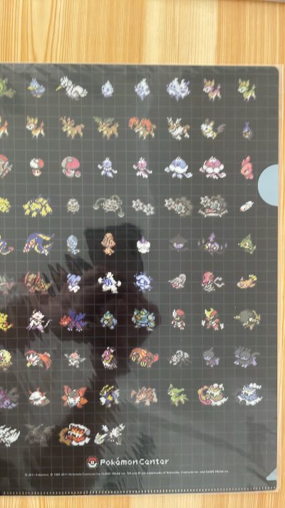 宝可梦中心 限定的A4透明文件夹，发行于2011年，主题为宝可梦第五世代（合众地区）的像素图鉴风格，感谢挖煤姬代购



