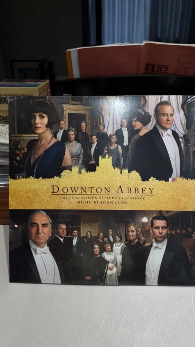 收到这张《挖煤姬》的CD，就像是三月的风里突然夹带了一缕夏天的预告。拆开塑封时，那种新专辑特有的油墨味扑面而来，配上封套细腻的质感，瞬间就有了收藏的仪式感。

从第一首歌的前奏响起，就能感受到制作上的用心——器乐的层次分明，人声的质感恰到好处，不是那种过度修音的冰冷...收到这张《挖煤姬》的CD，就像是三月的风里突然夹带了一缕夏天的预告。拆开塑封时，那种新专辑特有的油墨味扑面而来，配上封套细腻的质感，瞬间就有了收藏的仪式感。 从第一首歌的前奏响起，就能感受到制作上的用心——器乐的层次分明，人声的质感恰到好