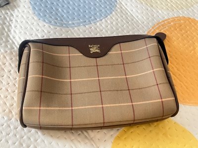 最近入手了几件一眼万年的宝贝，必须来分享这份喜悦！

✨巴宝莉格纹半身裙
经典格纹加上利落剪裁，上身自带英伦优雅气质。搭配简单的针织衫就足够出彩，通勤或下午茶都能稳稳驾驭。

✨巴宝莉变色龙手拿包
这款手拿包太戳我了！远看是高级亮面皮质，近看才发现暗藏细腻的变色效果...最近入手了几件一眼万年的宝贝，必须来分享这份喜悦！

✨巴宝莉格纹半身裙
经典格纹加上利落剪裁，上身自带英伦优雅气质。搭配简单的针织衫就足够出彩，通勤或下午茶都能稳稳驾驭。

✨巴宝莉变色龙手拿包
这款手拿包太戳我了！远看是高级亮面皮质，