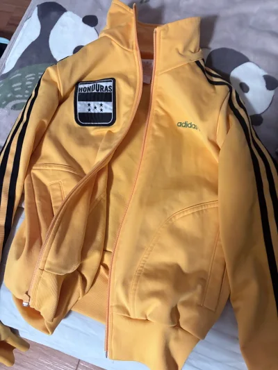 找到一件特别的洪都拉斯款的阿迪达斯，还有一条裤子，都非常的好价，在任意买阿迪达斯古着非常的合适，价格也便宜走ems也超级快，最近的免手续费活动也很多，超级合适