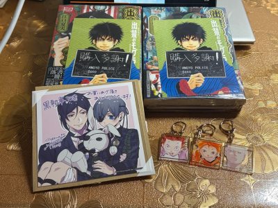 这次非常顺利的就收到了，打包的也很好。明信片集八角尖尖，非常完美。
黑执事的特典好可爱，准备吃复数。
排球的亚克力挂件也很美，好价我就多吃点。