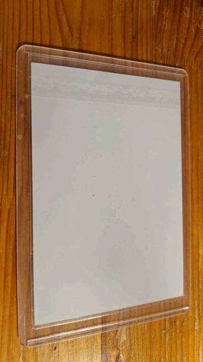 卡片质感很棒，内田笃人形象帅气，签名清晰，生日主题设计用心，包装保护得很好，是足球收藏爱好者的不二之选，强烈推荐！