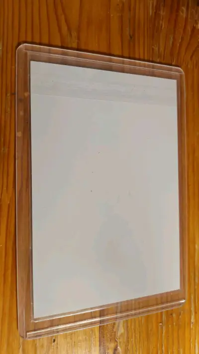 卡片质感很棒，内田笃人形象帅气，签名清晰，生日主题设计用心，包装保护得很好，是足球收藏爱好者的不二之选，强烈推荐！