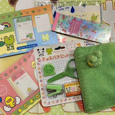 淘到了超级萌的文具们，有本子，信封信纸套装，订书钉套装，每年都很喜欢，物流速度很快，平台包装很好，喜欢喜欢，会继续在平台上购入更多喜欢的东西。