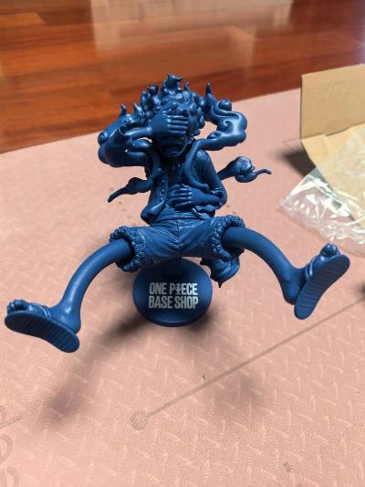 这个1.0的捂脸尼卡路飞一直是我心心念念的手办，普通款一直高价，居高不下，导致我久久没买，在挖煤姬上看到这款蓝色限定款后我立马付款拿下了，价格十分优惠，国内买不到，但是挖煤姬买到了，谢谢挖煤姬，这款经典造型百看不厌，baseshop出的手办都好好看，完全没有抵抗力！...这个1.0的捂脸尼卡路飞一直是我心心念念的手办，普通款一直高价，居高不下，导致我久久没买，在挖煤姬上看到这款蓝色限定款后我立马付款拿下了，价格十分优惠，国内买不到，但是挖煤姬买到了，谢谢挖煤姬，这款经典造型百看不厌，baseshop出的手