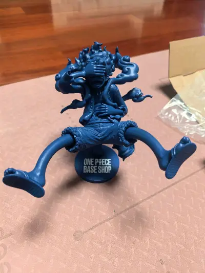 这个1.0的捂脸尼卡路飞一直是我心心念念的手办，普通款一直高价，居高不下，导致我久久没买，在挖煤姬上看到这款蓝色限定款后我立马付款拿下了，价格十分优惠，国内买不到，但是挖煤姬买到了，谢谢挖煤姬，这款经典造型百看不厌，baseshop出的手办都好好看，完全没有抵抗力！...这个1.0的捂脸尼卡路飞一直是我心心念念的手办，普通款一直高价，居高不下，导致我久久没买，在挖煤姬上看到这款蓝色限定款后我立马付款拿下了，价格十分优惠，国内买不到，但是挖煤姬买到了，谢谢挖煤姬，这款经典造型百看不厌，baseshop出的手