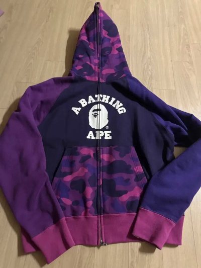 这个颜色很小众，早就绝版了，我找了很多购物软件都没找到这款。有一天正好在挖煤姬app煤炉里找到了，一卖家正好挂出来，我就秒拍了！收到也很快，4月天气暖和了就可以穿啦嘿嘿