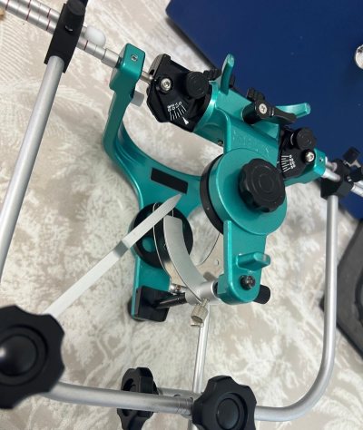 作为一名牙科技师，在临床修复工作中对颌架的精度和稳定性要求极高，这次入手的松风YDM颌架，完全超出了我的预期！

这款颌架的金属质感扎实，整体结构精密且操作顺滑，髁导斜度和切导斜度的调节刻度清晰，能精准复刻患者的咬合关系，无论是制作全口义齿还是固定修复，都能为后续的...作为一名牙科技师，在临床修复工作中对颌架的精度和稳定性要求极高，这次入手的松风YDM颌架，完全超出了我的预期！

这款颌架的金属质感扎实，整体结构精密且操作顺滑，髁导斜度和切导斜度的调节刻度清晰，能精准复刻患者的咬合关系，无论是制作全口义