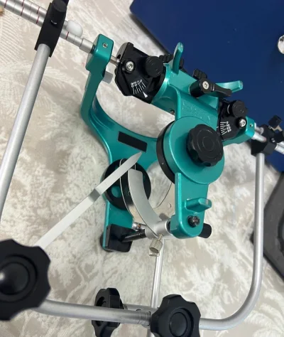 作为一名牙科技师，在临床修复工作中对颌架的精度和稳定性要求极高，这次入手的松风YDM颌架，完全超出了我的预期！

这款颌架的金属质感扎实，整体结构精密且操作顺滑，髁导斜度和切导斜度的调节刻度清晰，能精准复刻患者的咬合关系，无论是制作全口义齿还是固定修复，都能为后续的...作为一名牙科技师，在临床修复工作中对颌架的精度和稳定性要求极高，这次入手的松风YDM颌架，完全超出了我的预期！

这款颌架的金属质感扎实，整体结构精密且操作顺滑，髁导斜度和切导斜度的调节刻度清晰，能精准复刻患者的咬合关系，无论是制作全口义