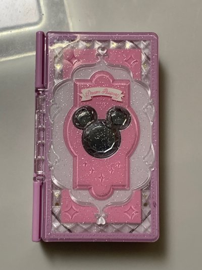 这物件真的太绝了！粉紫底色铺满细闪，搭配精致的米奇浮雕与宝石点缀，颜值太高了！代切很方便，价格优惠，感谢这个软件让我把这份童话般的美好稳稳收入囊中～