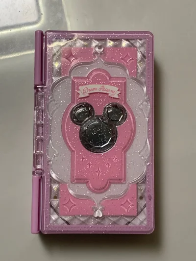 这物件真的太绝了！粉紫底色铺满细闪，搭配精致的米奇浮雕与宝石点缀，颜值太高了！代切很方便，价格优惠，感谢这个软件让我把这份童话般的美好稳稳收入囊中～