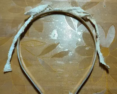 EMS物流挺快的，十天左右就到了。这个发箍到手了以后就经常佩戴，小小一个白色蝴蝶结非常可爱很修饰头部造型。卖家樱花妹还用卷发棒卷了一下丝带所以戴上会有一种俏皮感。