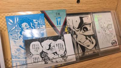 明信片做工精细，画面超有氛围感，细节清晰不模糊，包装完好无折痕，发货快物流稳，真心喜欢，值得收藏的周边！