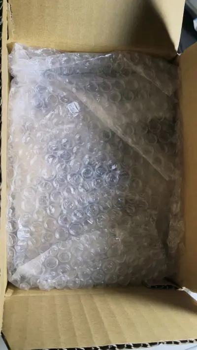 这次买了鬼灭之刃蝴蝶忍的周边，有吧唧，立牌，小钱包。每个包装的都很好，挖煤姬在合箱时也帮我选择了合适大小的箱子，泡沫纸用料也很足！