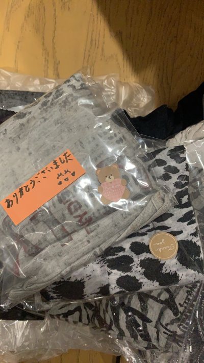 第一次日淘，收快递的时候超级期待超级开心。快递包装的很好，日本的卖家好细心，很多都会贴上祝福的小贴纸，衣服都很干净而且香香的，最开心的是我好价买到了一双我很喜欢的鞋子！卖家好挖煤姬好！


