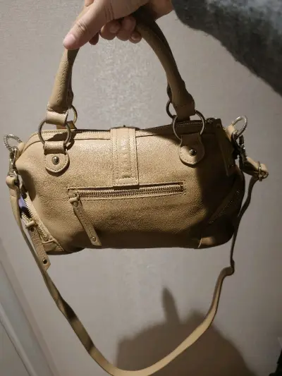 这款包包自重很轻，日常通勤背着完全无负担，内里干净整洁、成色很新，价格实惠不贵，百搭又耐看，整体性价比超高，日常出门背超合适。