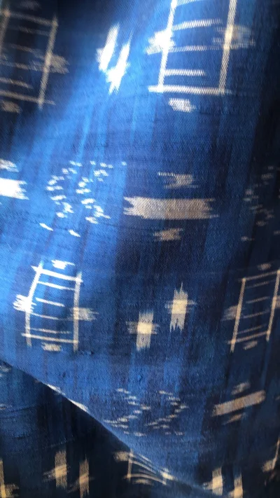 这次非常开心的买到了几件蓝染的和服，先染色，后织布，蓝涤的层次感丰富，仓储干净，物流也很快，愉快的购物体验