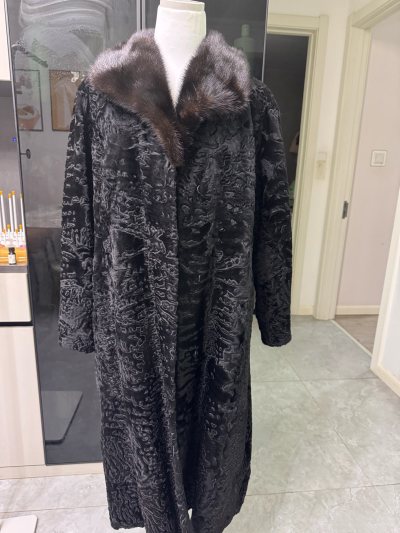 这件貂皮大衣毛色纯正，光泽度极佳，触感柔软顺滑如丝绸。上身轻盈保暖，工艺精湛，无论是日常穿搭还是出席重要场合，都能彰显高贵气质，是一件兼具奢华与实用的经典单品。