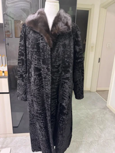 这件貂皮大衣毛色纯正，光泽度极佳，触感柔软顺滑如丝绸。上身轻盈保暖，工艺精湛，无论是日常穿搭还是出席重要场合，都能彰显高贵气质，是一件兼具奢华与实用的经典单品。