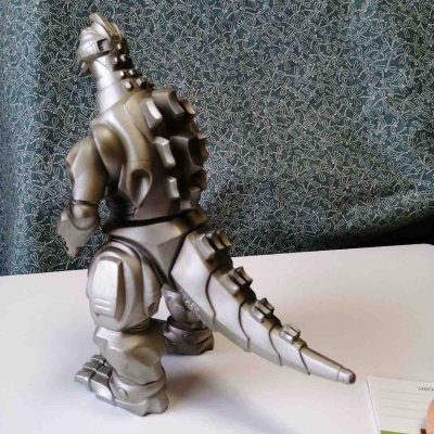 这款机械哥斯拉手办质感厚重，银灰色金属涂装还原机械感，背部棘刺与关节细节清晰，造型硬朗霸气，充满工业与科幻的碰撞感。