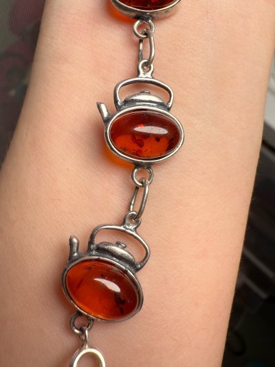 严格意义上切煤姬的第一单，超级好价的琥珀手链，自从下单一刻起就每时每刻盯着app非常忐忑，直到收到快递看到快递的那一瞬间就安心啦，快递包装很好有厚泡沫和封包装，还会再次用挖煤姬下单的！