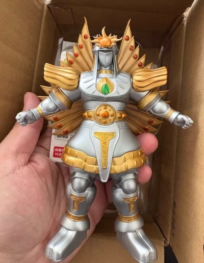 太阳武神手办将古埃及神话与机甲美学完美融合，金银配色华贵庄严，扇形背饰与符文细节拉满，绿宝石与太阳冠冕尽显神圣威严，气场十足。