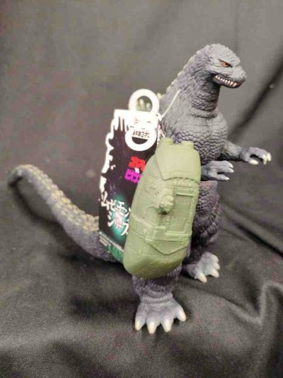 这款哥斯拉软胶还原经典造型，灰绿皮肤纹理细腻，背棘层次分明，搭配万代收藏吊卡，复古特摄味十足，气场压迫感拉满。