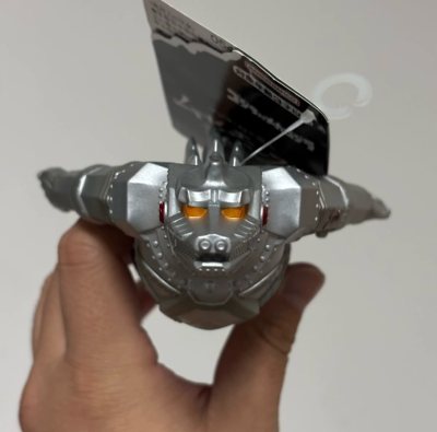 这款1974版机械哥斯拉手办，银灰铆钉装甲还原复古机甲质感，棱角分明的造型与橙黄眼灯充满昭和特摄硬核感，细节扎实，收藏味十足。