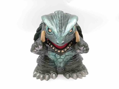 这款Q版加美拉手办萌感与霸气兼具，深绿龟壳纹理清晰，獠牙与锐爪细节生动，圆滚滚的造型既保留怪兽威严，又透着可爱反差感。