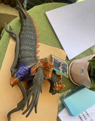 这款怪兽手办造型诡谲奇幻，渐变紫棕配色与鳞甲质感拉满，头顶绿宝石与多肢长尾设计充满克苏鲁式压迫感，细节繁复，视觉冲击力极强。