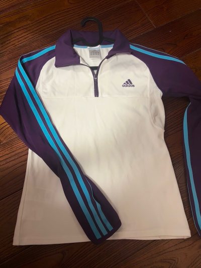 橘色波点polo衫：温柔的暖橘底色配同色系小波点，红色纽扣+双口袋设计，经典又俏皮，日常通勤或休闲都很适配，面料柔软透气。
白色不规则下摆T恤：简约圆领+浅蓝小logo，下摆不规则剪裁设计感拉满，面料亲肤舒适，夏天穿清爽又显瘦，百搭不出错。
黑色波点V领短袖：V领+...橘色波点polo衫：温柔的暖橘底色配同色系小波点，红色纽扣+双口袋设计，经典又俏皮，日常通勤或休闲都很适配，面料柔软透气。
白色不规则下摆T恤：简约圆领+浅蓝小logo，下摆不规则剪裁设计感拉满，面料亲肤舒适，夏天穿清爽又显瘦，百搭不出错