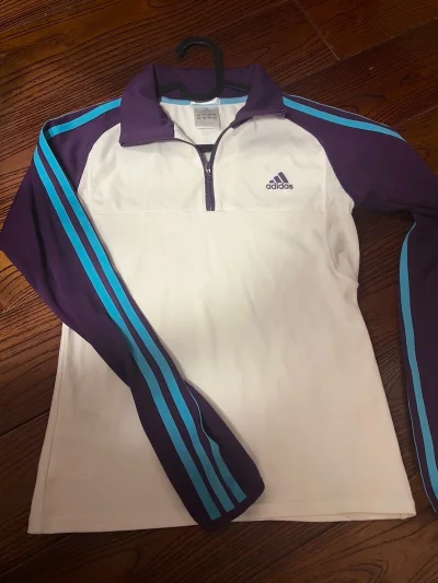 橘色波点polo衫：温柔的暖橘底色配同色系小波点，红色纽扣+双口袋设计，经典又俏皮，日常通勤或休闲都很适配，面料柔软透气。
白色不规则下摆T恤：简约圆领+浅蓝小logo，下摆不规则剪裁设计感拉满，面料亲肤舒适，夏天穿清爽又显瘦，百搭不出错。
黑色波点V领短袖：V领+...橘色波点polo衫：温柔的暖橘底色配同色系小波点，红色纽扣+双口袋设计，经典又俏皮，日常通勤或休闲都很适配，面料柔软透气。
白色不规则下摆T恤：简约圆领+浅蓝小logo，下摆不规则剪裁设计感拉满，面料亲肤舒适，夏天穿清爽又显瘦，百搭不出错