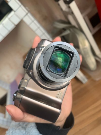 这次入手的奥林巴斯SZ-31MR真的超出预期！卖家描述很实在，相机成色和实拍图一致，银色机身质感复古又精致，握持手感也很舒适。

它的24倍光学变焦太实用了，等效25-600mm焦段，不管是日常扫街还是远景拍摄都能轻松驾驭，1600万像素CMOS出片色彩浓郁，原图直...这次入手的奥林巴斯SZ-31MR真的超出预期！卖家描述很实在，相机成色和实拍图一致，银色机身质感复古又精致，握持手感也很舒适。

它的24倍光学变焦太实用了，等效25-600mm焦段，不管是日常扫街还是远景拍摄都能轻松驾驭，1600万像素