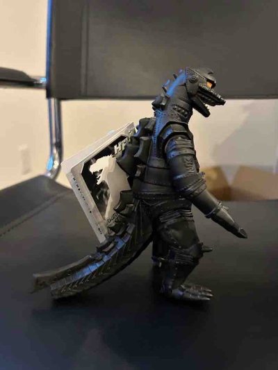 机械质感拉满铆钉细节清晰黑色涂装沉稳霸气造型还原度高手感扎实分量感足做工精细收藏把玩两相宜非常满意值得推荐