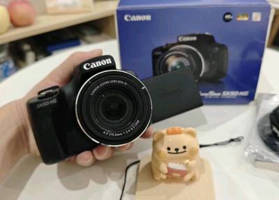 在挖煤姬成功低价拿下佳能SX50HS，真的太惊喜了！价格比预想中划算很多，性价比拉满。相机成色也特别好，机身干净无明显磕碰，按键、镜头都状态不错，功能正常。物流速度也很稳，从下单到收货效率很高。整体购物体验超棒，挖到宝的感觉，推荐大家也可以在挖煤姬蹲蹲好货！


