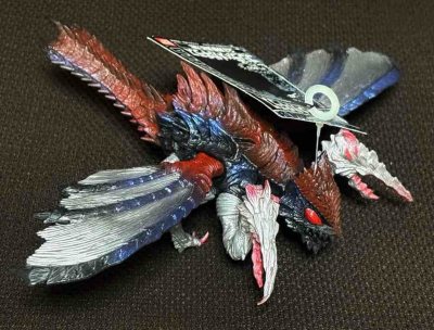 这款手办细节拉满，双头造型极具压迫感，红黑配色凌厉张扬，翅膀纹理与鳞片刻画细腻，涂装层次丰富，质感厚重扎实，还原度超高，收藏与展示都极具价值，让人爱不释手。


