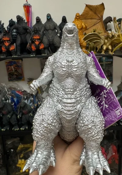 这款银色哥斯拉手办质感炸裂，通体金属银涂装光泽感十足，鳞片与背棘纹理刻画细腻立体，还原度拉满，分量扎实手感厚重，限定款收藏价值拉满，摆柜展示气场超强，让人爱不释手。


