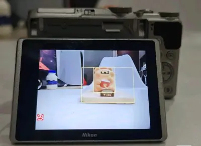 尼康A900真不愧是公认的演唱会神机！ 35倍光学长焦搭配防抖，就算坐后排也能轻松拉近舞台，把爱豆的表情和细节拍得清清楚楚。机身小巧便携，揣包里毫无负担，暗光环境下成像也很能打，成片清晰不糊片。不管是拍舞台还是录现场视频都超稳，追星看演出带它太合适了，实用性拉满！煤...尼康A900真不愧是公认的演唱会神机！ 35倍光学长焦搭配防抖，就算坐后排也能轻松拉近舞台，把爱豆的表情和细节拍得清清楚楚。机身小巧便携，揣包里毫无负担，暗光环境下成像也很能打，成片清晰不糊片。不管是拍舞台还是录现场视频都超稳，追星看演出