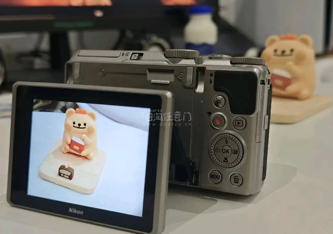 这款尼康A900真的名不虚传，不愧是大家口中的演唱会神机。
机身小巧便携，出门携带毫无压力，长焦端拍远景非常给力，舞台、演出都能轻松拿捏。
成像清晰，对焦和防抖表现都很稳定，操作也简单顺手。
整体成色很新，功能一切正常，性价比很高，非常满意的一次选购，推荐给喜欢拍照...这款尼康A900真的名不虚传，不愧是大家口中的演唱会神机。
机身小巧便携，出门携带毫无压力，长焦端拍远景非常给力，舞台、演出都能轻松拿捏。
成像清晰，对焦和防抖表现都很稳定，操作也简单顺手。
整体成色很新，功能一切正常，性价比很高，非常满