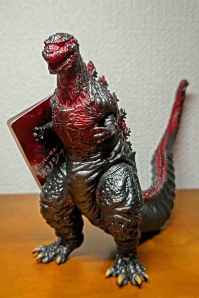 这款真哥斯拉手办红黑配色极具压迫感，背棘与皮肤纹理刻画细腻，涂装层次分明，还原了原作的狰狞感，分量扎实手感厚重，摆柜气场拉满，收藏价值极高，让人爱不释手。