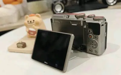  终于入手了传说中的演唱会神机尼康A900，实物到手太惊喜！机身小巧轻便，随身带着完全不占地方，长焦端拍摄效果超出预期，远距离也能清晰定格画面。操作简单易上手，对焦速度快，防抖效果也很在线，日常拍景、追星看演唱会都够用。整体成色很新，功能正常无暗病，性价比绝了，这次... 终于入手了传说中的演唱会神机尼康A900，实物到手太惊喜！机身小巧轻便，随身带着完全不占地方，长焦端拍摄效果超出预期，远距离也能清晰定格画面。操作简单易上手，对焦速度快，防抖效果也很在线，日常拍景、追星看演唱会都够用。整体成色很新，功能