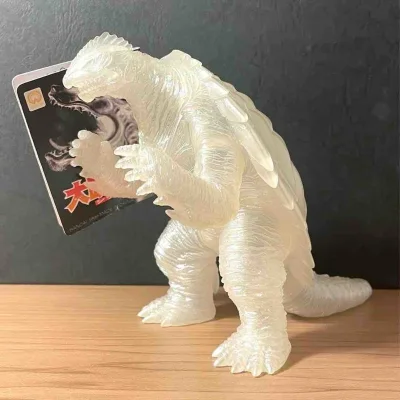 这款加美拉手办通体半透明白色，质感温润通透，皮肤与龟壳纹理刻画细腻立体，限定款设计独特，分量扎实手感舒适，摆柜展示仙气十足，收藏价值拉满，让人爱不释手。