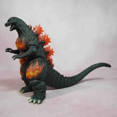 这款燃烧哥斯拉手办红黑火焰涂装极具张力，背棘与皮肤纹理刻画细腻，橙黄渐变层次分明，还原了原作的灼热感，分量扎实手感厚重，摆柜气场拉满，收藏价值极高。