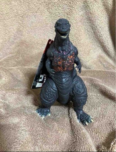 这款真哥斯拉手办黑紫配色神秘炫酷，背部背棘与腹部纹理刻画细腻，渐变涂装层次分明，质感厚重扎实，还原度极高，摆柜展示气场拉满，收藏把玩价值出众。