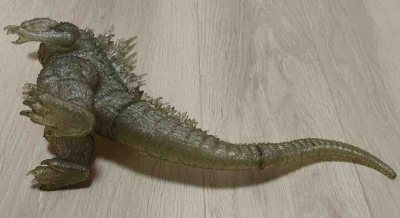 这款2004限定哥斯拉手办采用稀有透明白金配色质感通透高级鳞片背棘纹理刻画细腻清晰分量扎实手感厚重还原度超高收藏价值拉满摆柜气场十足非常满意