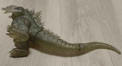 这款2004限定哥斯拉手办采用稀有透明白金配色质感通透高级鳞片背棘纹理刻画细腻清晰分量扎实手感厚重还原度超高收藏价值拉满摆柜气场十足非常满意