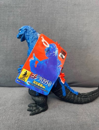 这款1954版河村康辅ver.哥斯拉手办，蓝黑撞色醒目吸睛，复古造型还原经典，背棘鲜红亮眼，鳞片纹理刻画细腻，涂装质感扎实，限定款收藏价值拉满，摆柜气场十足，让人爱不释手。